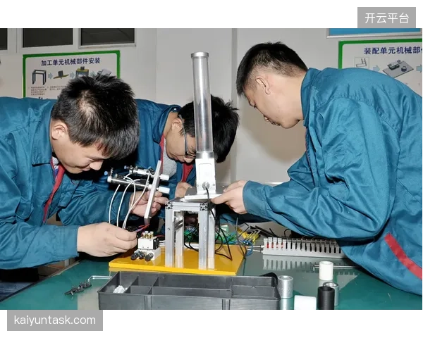 对于运动鞋服复杂的缝合与粘接工艺，自动化设备真的能完全替代经验丰富的产业工人吗？